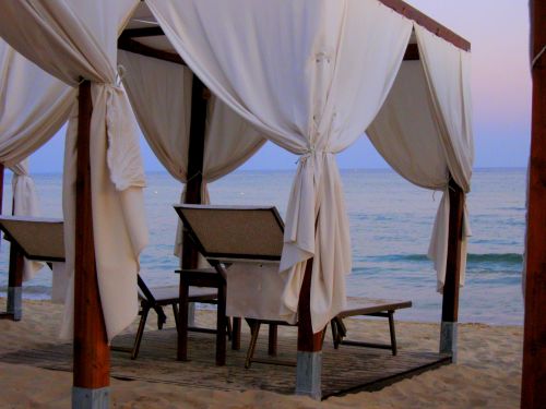 Regalati un soggiorno un po speciale..Gazebi con fresche tende di lino in riva al mare